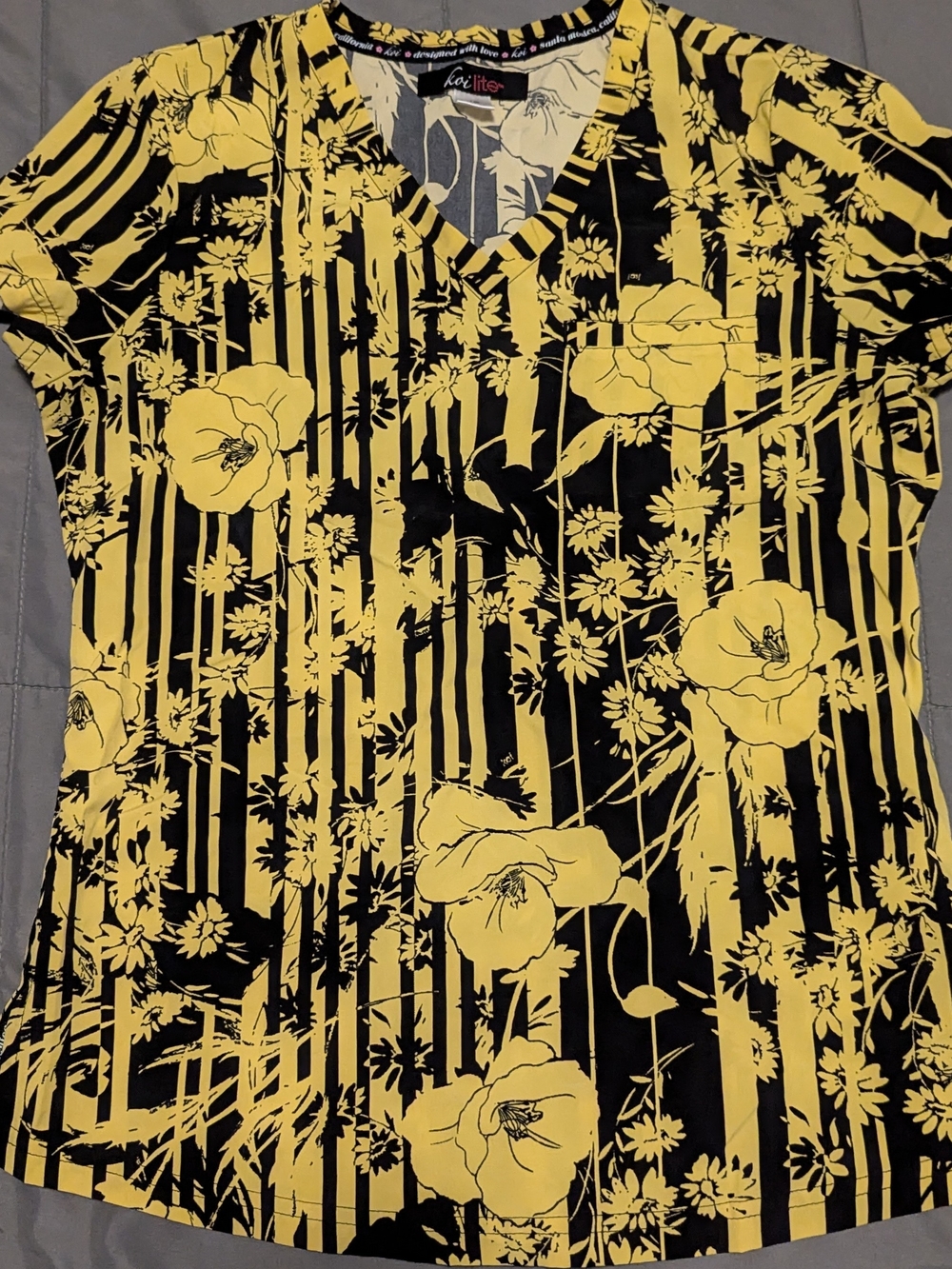 Bold Scrub Floral Stripe V-Neck Tee — Yellow/Black